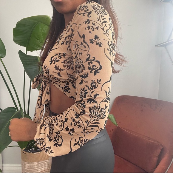 ❌SOLD❌ - 💫 Floral / Paisley Patterned Long Sleeve Crop Top 💫 - Picture 6 of 10